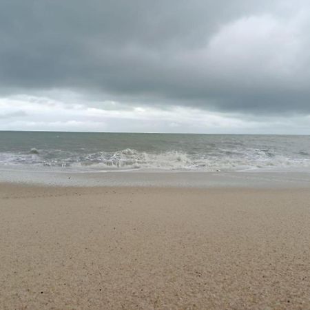 Apartament By The Sea Batu Ferringhi Zewnętrze zdjęcie